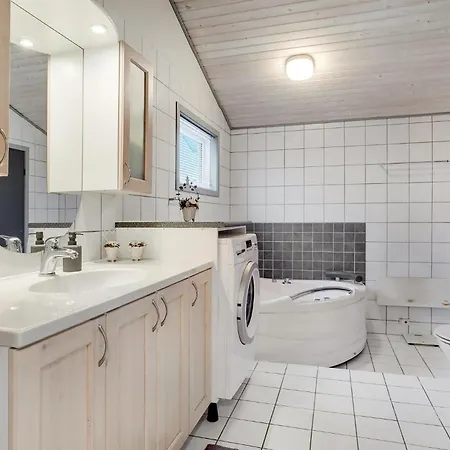 4 Bedroom In *